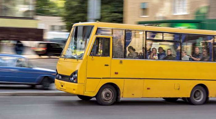 В Одессе пожилому водителю маршрутки стало плохо на ходу – автобус потерял управление и таранил авто