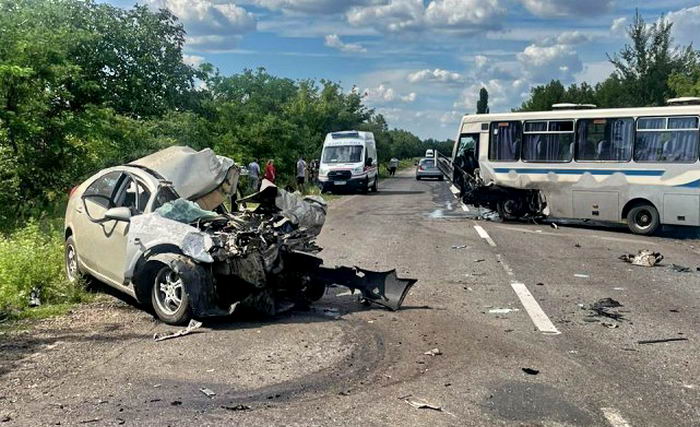 На трассе Одесса-Кучурганы водитель Nissan выехал на встречную полосу, столкнулся с автобусом и погиб