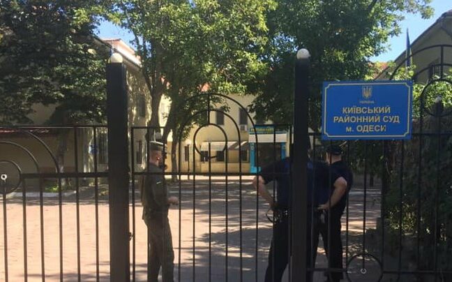 Одеська волонтерка оголосила одиночний пікет задля скасування тендера на ремонт суду