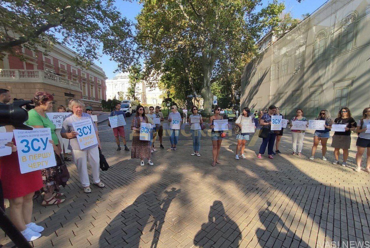 Біля Одеської мерії проходить акція протесту проти мільйонних тендерів
