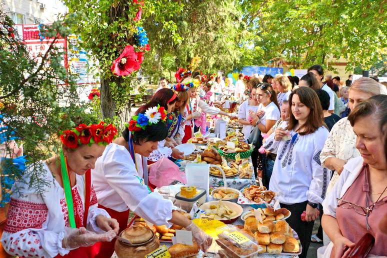 Одесские медики организовали благотворительную ярмарку вкусностей в поддержку ВСУ