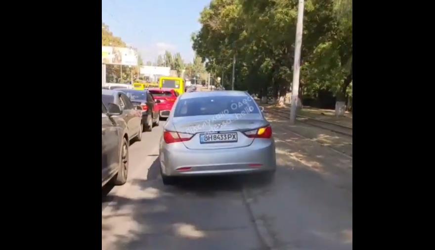 В Одессе заметили автомобиль, который ехал по велосипедной дорожке, чтобы обойти пробку