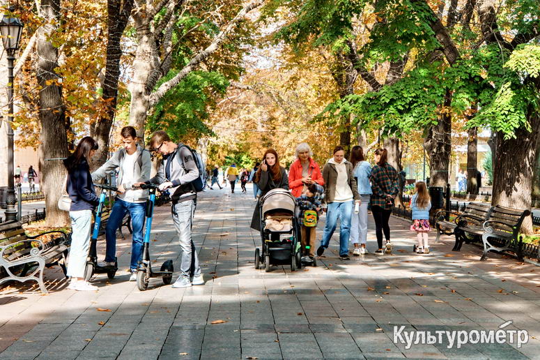 По Приморскому бульвару снова гуляют (10 фото)