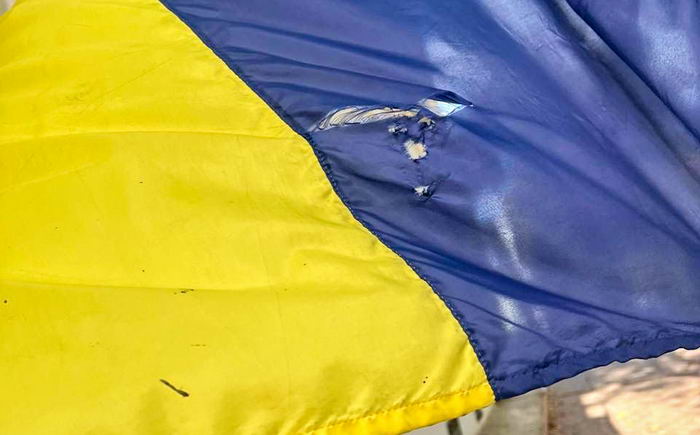 В Одессе мужчина снял флаг Украины и порвал его