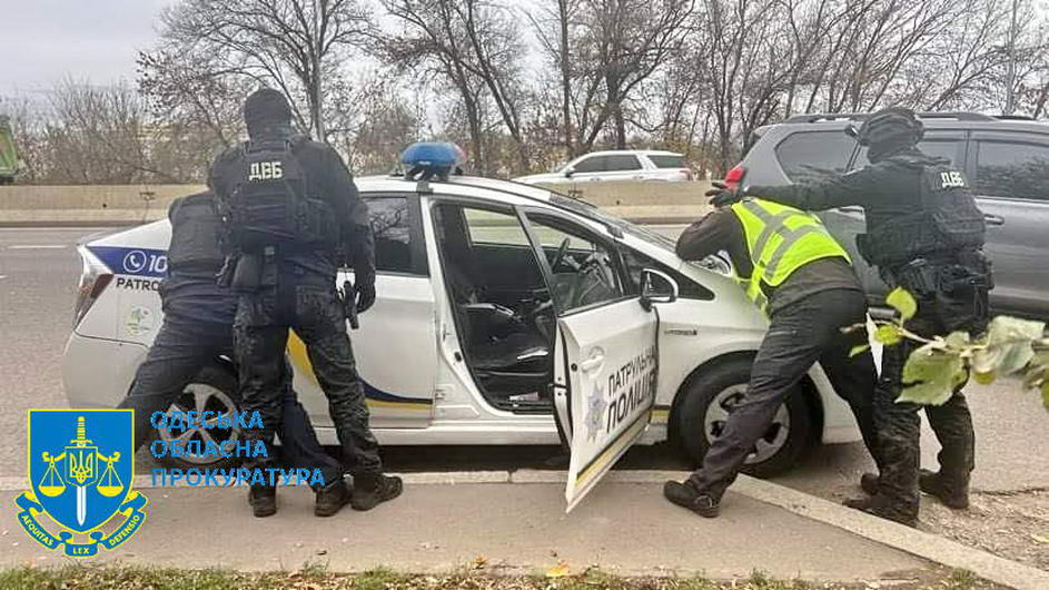 В Одессе задержаны двое патрульных за взятку в 22 тыс. гривен