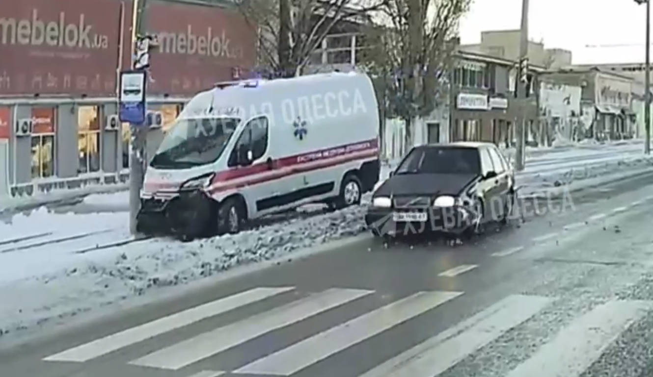 По дороге в поселок Котовского скорая помощь попала в ДТП