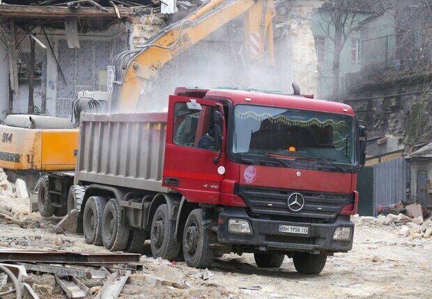 В Одесі зносять будинок у Приморському районі