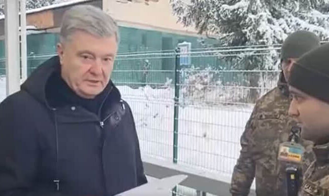 Екс-Президента України не випустили за кордон (відео)