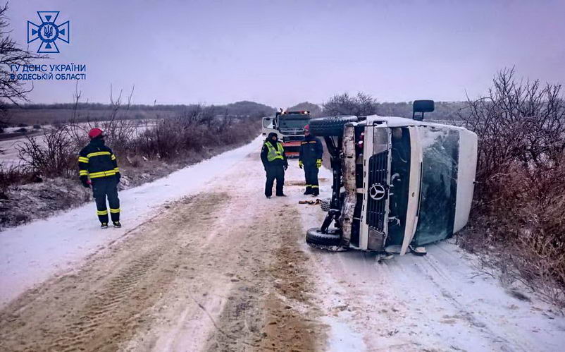 Первая авария из-за непогоды: в Подольском районе перевернулся микроавтобус волонтеров