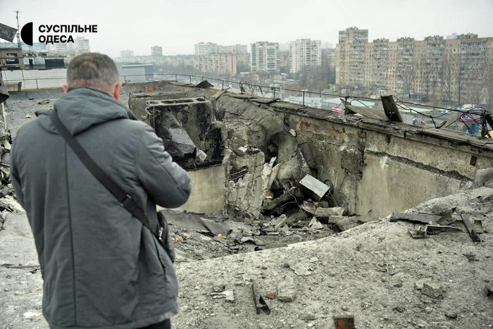 Показали последствия атаки “шахеда” по крыше одесской многоэтажки