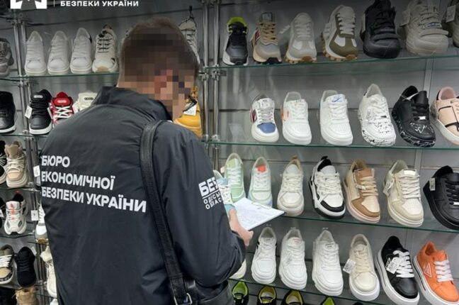 На Одещині викрили зловмисників, яка продавала підроблені брендові кросівки (фото)