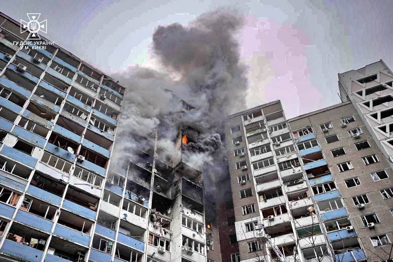 Российские ракеты в Киеве атаковали мирных жителей – горит высотка, есть погибшие