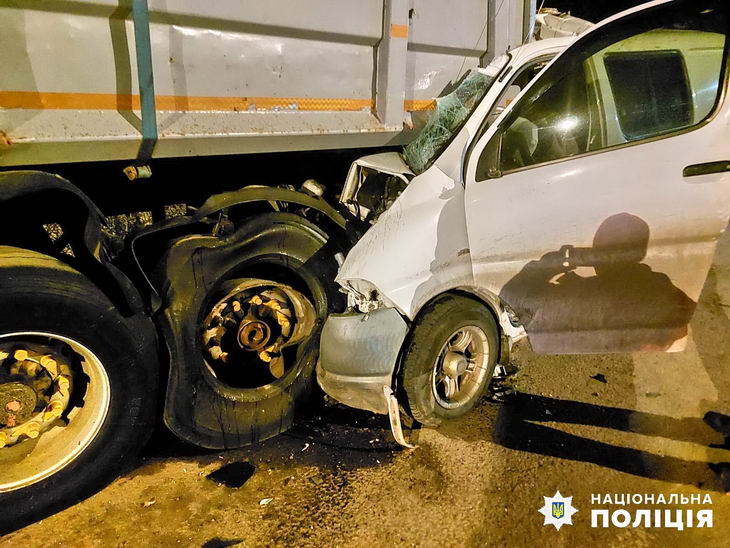 Под Одессой водитель микроавтобуса врезался в припаркованный грузовик и погиб