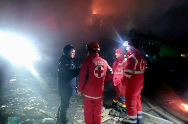 Знайдено тіла трьох загиблих внаслідок вечірньої атаки по Одесі (фото, відео)