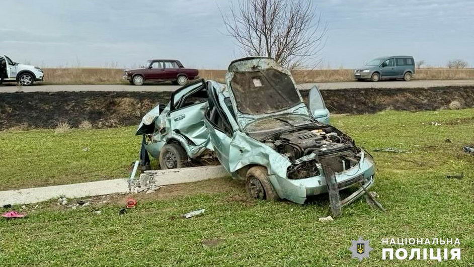 В Одесской области пьяный водитель “самоликвидировался” в бетонный столб – его пассажирка в коме