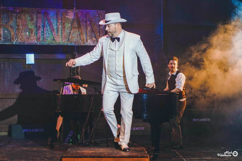 В Украинском театре премьера спектакля о легендарном пианисте на роскошном лайнере