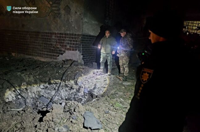 Внаслідок нічної атаки в Одесі постраждали багатоповерхівка та навчальний заклад (фото, відео)