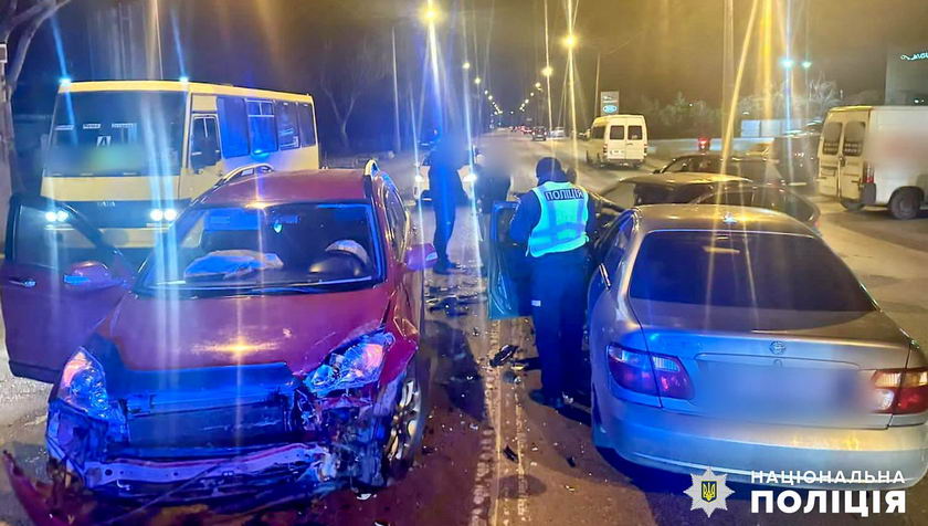 В Одессе водитель BMW устроил двойную аварию из-за большой скорости движения