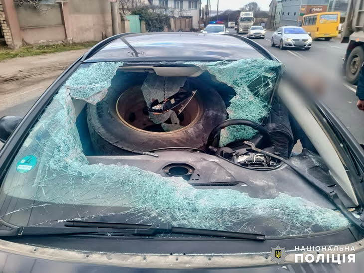 Под Одессой колесо от грузовика попало в лобовое стекло легковой машины