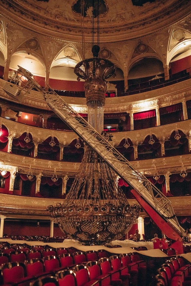 В Одесском оперном театре гигантскую люстру опустили в зал (фото)