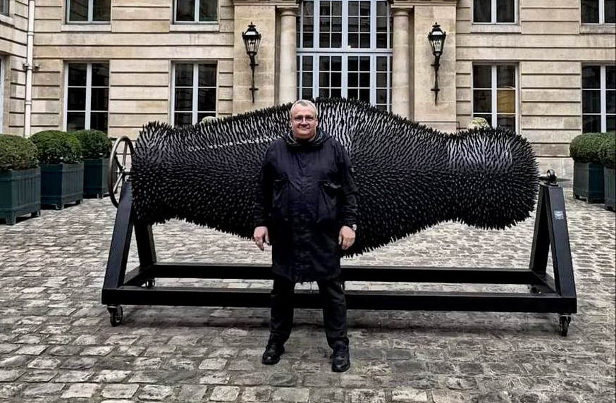 Работы одесского скульптора Михаил Ревы о войне выставили в мэрии Парижа