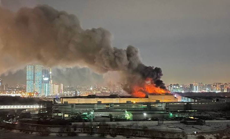 В Москве неизвестные расстреляли зрителей концерта и подожгли «Крокус Сити Холл»