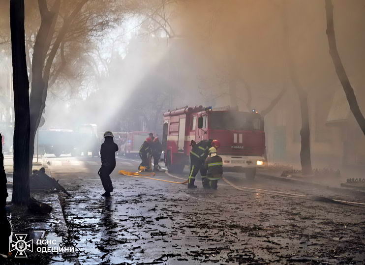 В Одессе при пожаре погиб спасатель