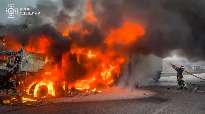 На трассе Одесса-Киев полностью сгорел грузовой автомобиль