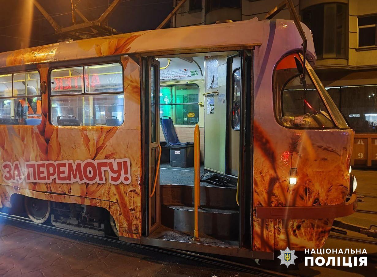 В Одессе мужчина избил водительницу трамвая и повредил вагон
