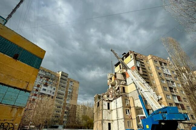 В Одесі розпочали демонтаж зруйнованої частини будинку (відео)
