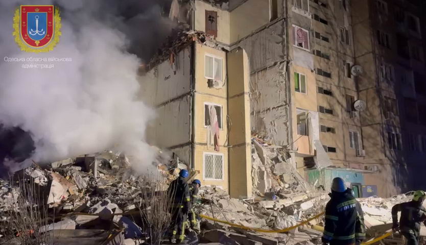 В Одессе разрушена 9-этажка ударом россии. Под завалом ищут людей (фото)