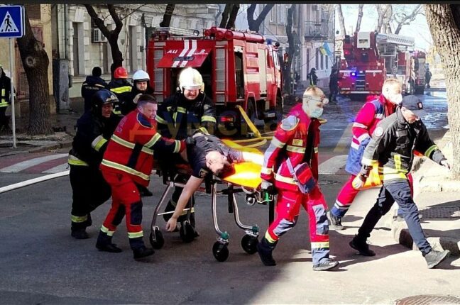В центрі Одеси під час гасіння пожежі загинув рятувальник (відео)