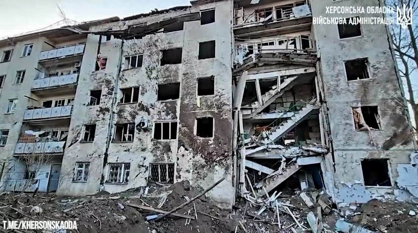 Российские оккупанты сбросили бомбу на жилой дом в Херсоне (видео)