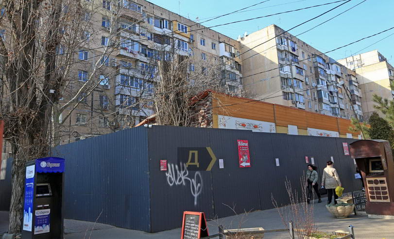 В спальном районе Одессы захватили территорию и строят торговый комплекс без документов