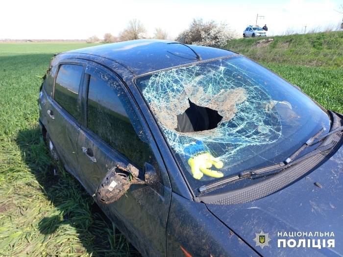 В Одесской области авто съехало с дороги и перевернулось – 2 человека пострадали