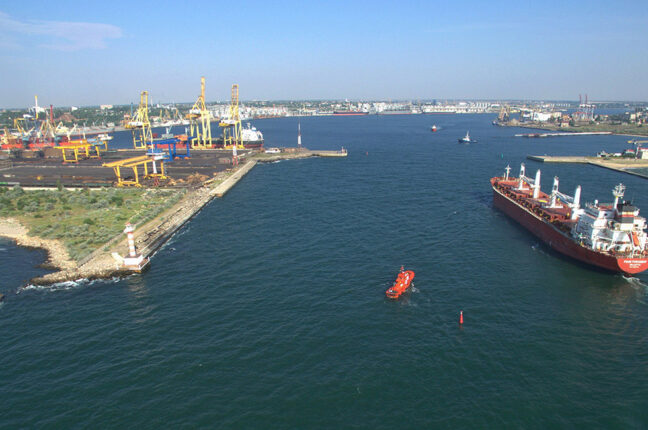 В порт «Чорноморськ» зайшло перше судно з контейнерами