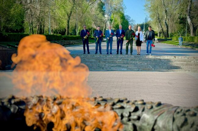 День визволення Одеси від фашистських загарбників під звуки вибухів (фото)