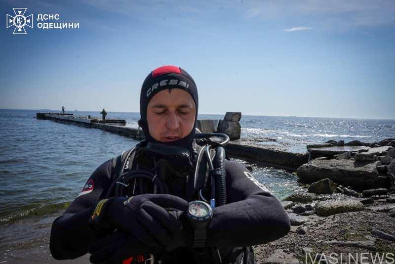 В акваторії Чорного моря водолази вже добу шукають потонулу дівчину(фото)