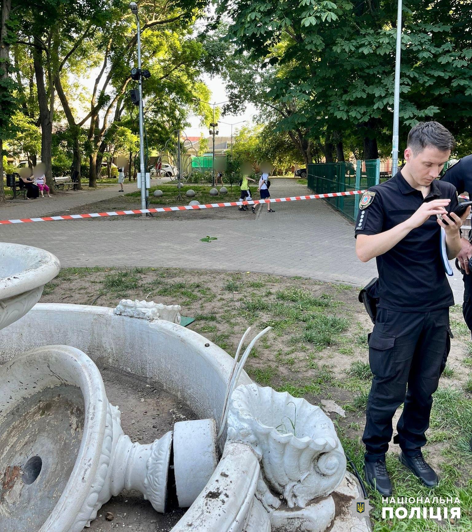 В Одесі на дітей впав фонтан: хлопчик загинув (фото)