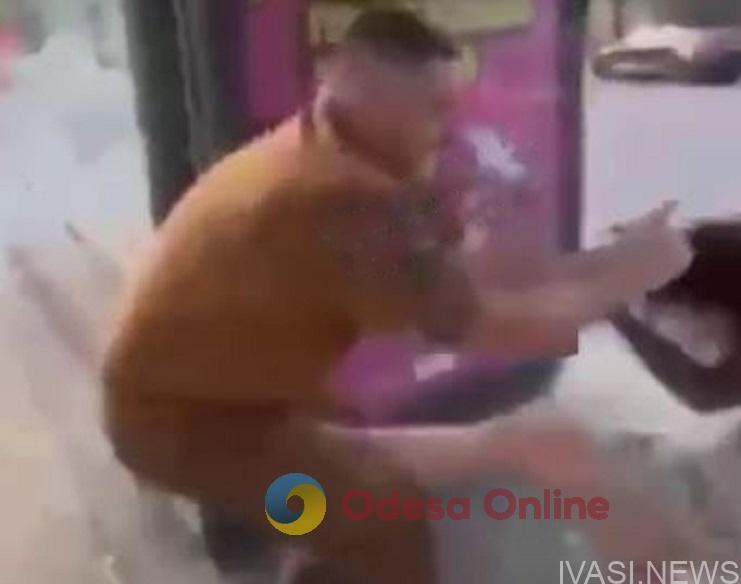 Бив руками та ногами: у центрі Одеси п’яний чоловік побив жінку(фото)