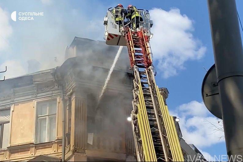 У центрі Одеси горить житловий будинок: на місці працюють пожежники та медики (фото)