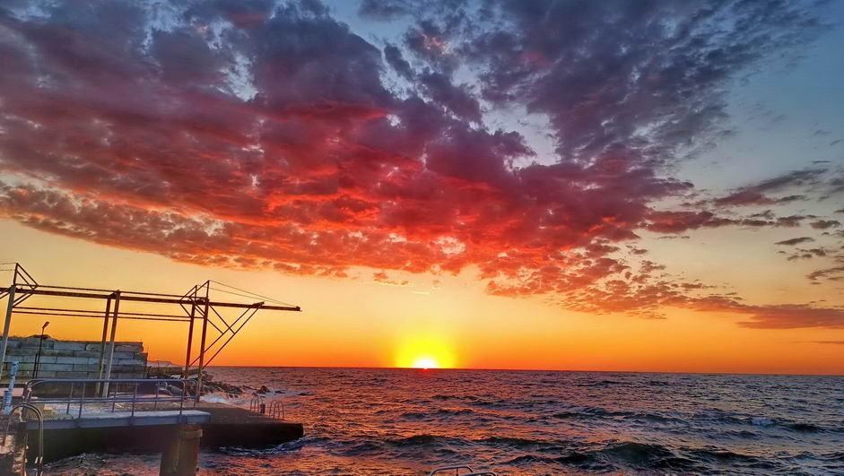 В Одессе на море наблюдали яркий летний рассвет (фото)