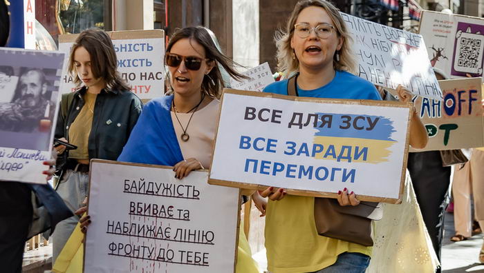 Одесситки снова митинговали перед Одесской мэрией — требуют увеличить помощь ВСУ