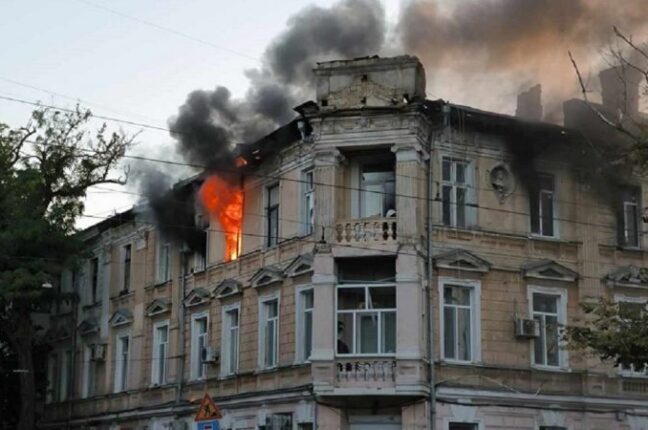 Вчора у центрі Одеси під час ракетного удару спалахнув будинок (відео)