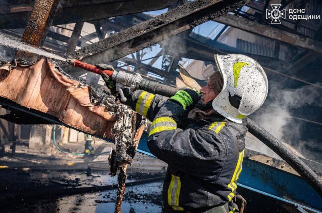 В Одеському районі сталася масштабна пожежа у складському приміщенні із зерном (фото)