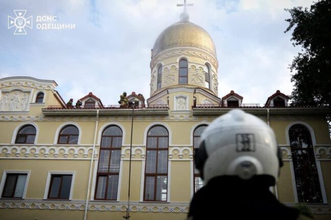 Гроза в Одесі: блискавка спричинила пожежу в Свято-Іверському монастирі (фото, відео)