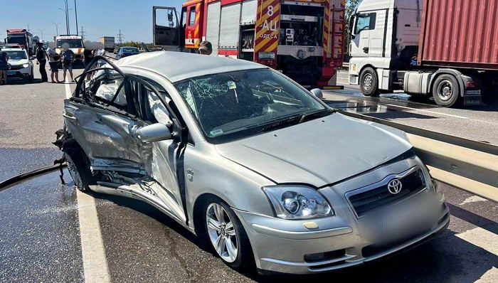 В Одессе на клеверном мосту столкнулись три легковых автомобиля и грузовик