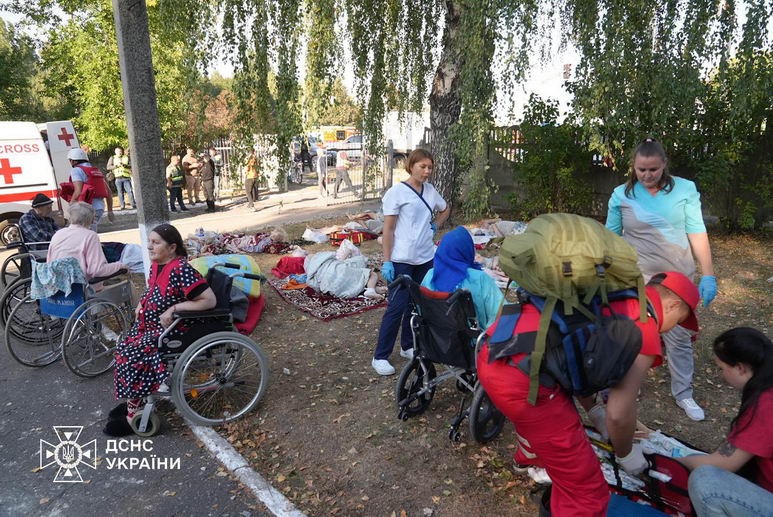 Рашисты нанесли бомбовый удар по пансионату для престарелых в Сумах