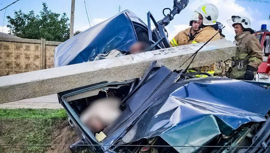 Под Одессой автомобиль «ВАЗ» расплющило о бетонный столб — в салоне зажало двух мужчин