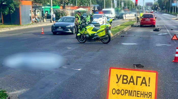 На проспекте Небесной сотни мотоциклист на большой скорости врезался в автомобиль и погиб